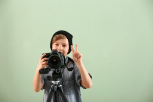 Ein junger Fotograf macht Werbung für den Filmwettbewerb der Bildungsregion für Schulklassen und Jugendgruppen.